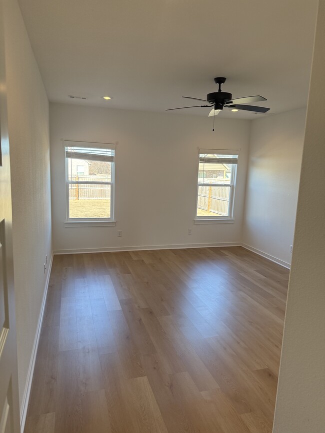 Building Photo - 5837 Lavender Ave