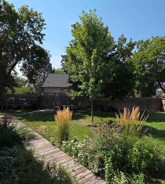 Building Photo - 823 Hazel St S