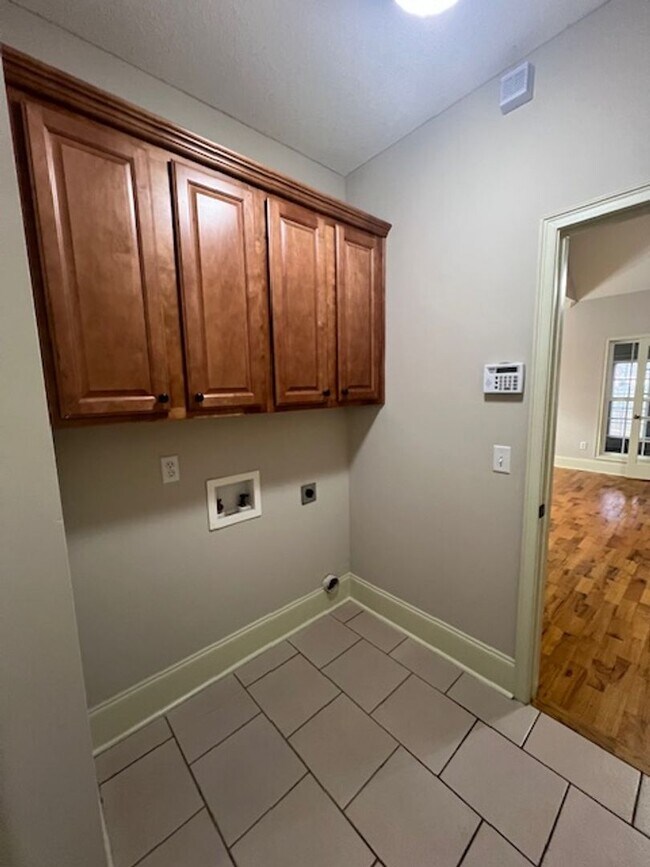 Building Photo - Southern Comfort & Style: Discover This Be...