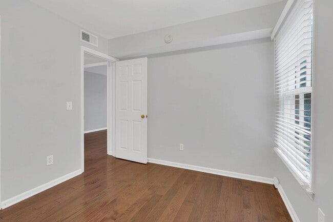Building Photo - Walkable 2BR/2BA Condo Between Vanderbilt & Belmont + Modern Updates