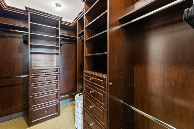Building Photo - MOVE IN READY  Fully Furnished **Gorgeous ...