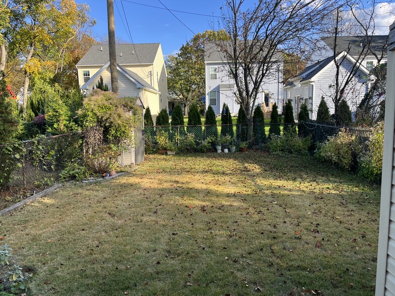 Building Photo - 411 7th St