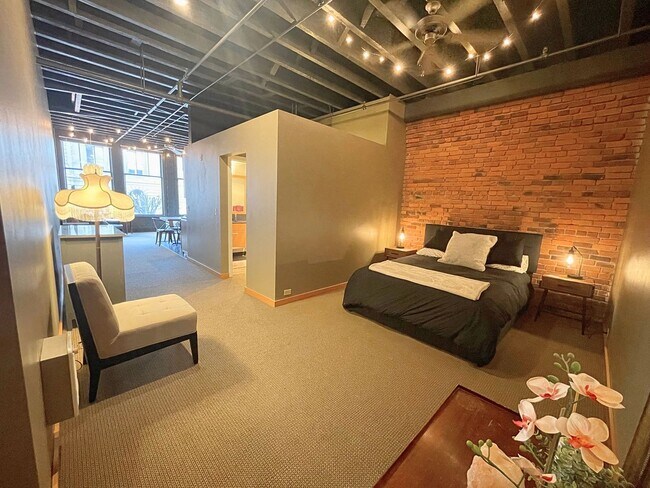 Building Photo - Beautiful Furnished Downtown Loft Coming available May 1st!