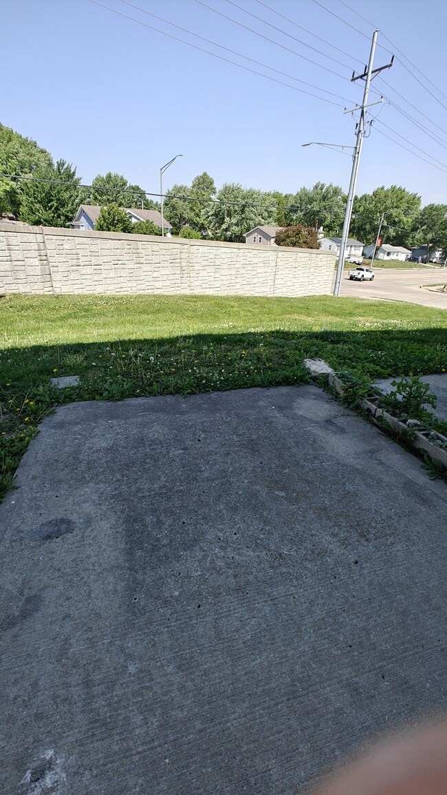 Building Photo - 10630 N Locust Ct