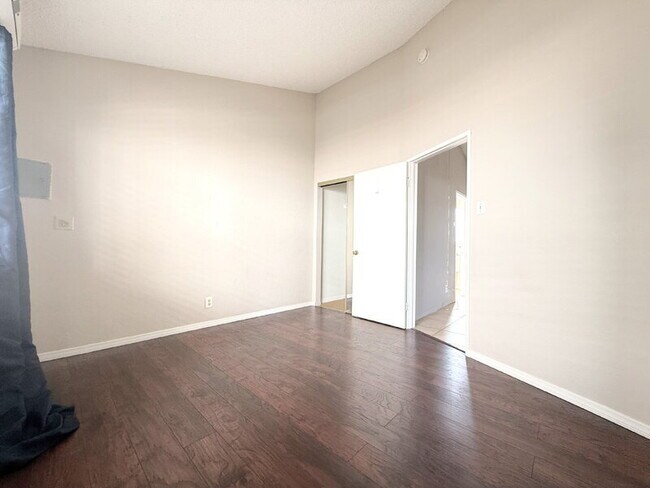 Building Photo - 1343 W 36th St