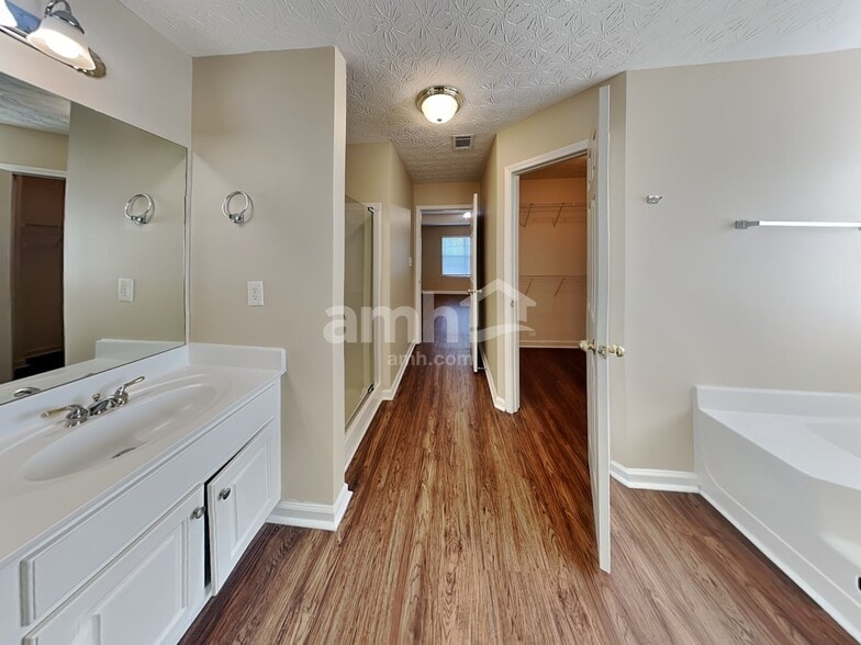 Building Photo - 223 Vernon Walk