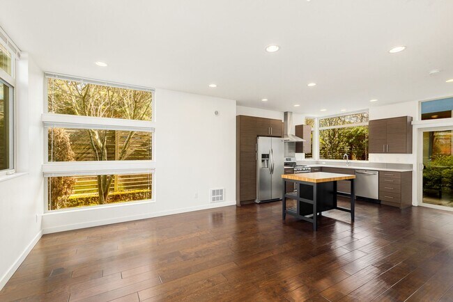 Building Photo - Move In Special! -  Corner 3 Bedroom Townh...