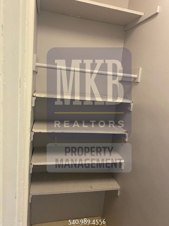 Building Photo - 2 Bedroom 1 Bath Duplex in Grandin/Raleigh...