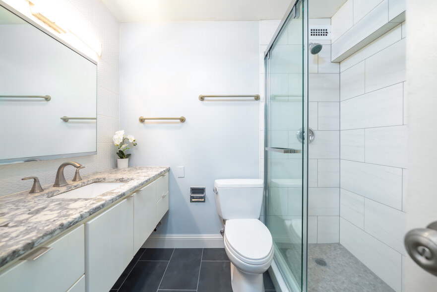 Primary Bedroom Bathroom - 5445 N Sheridan Rd