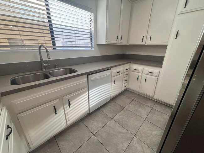 Building Photo - Amazing Spacious 2 Bedroom Condo in the He...