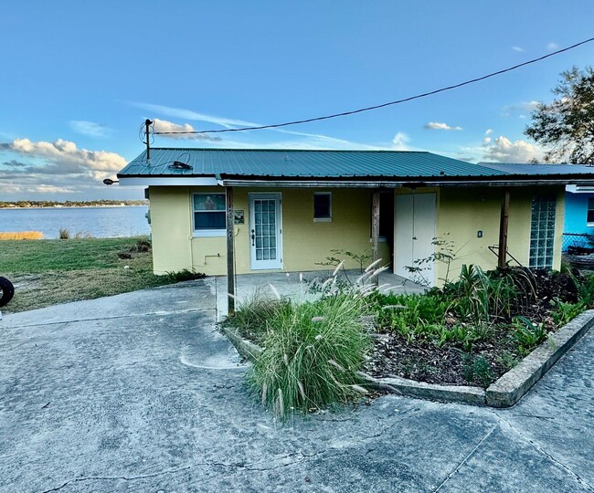 Building Photo - Crooked Lake Cottage