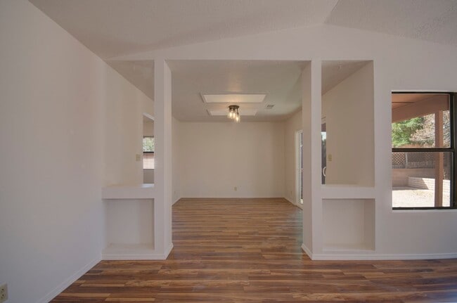 Building Photo - Amazing 3 Bedroom in Central Rio Rancho!