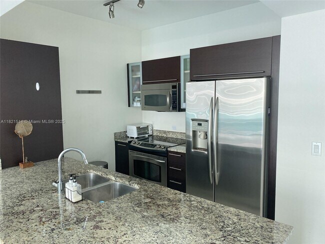 Building Photo - 950 Brickell Bay Dr