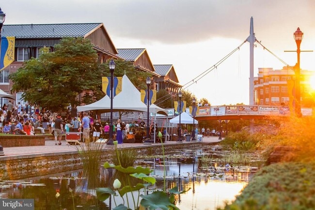 Building Photo - 102 Mercer Ct