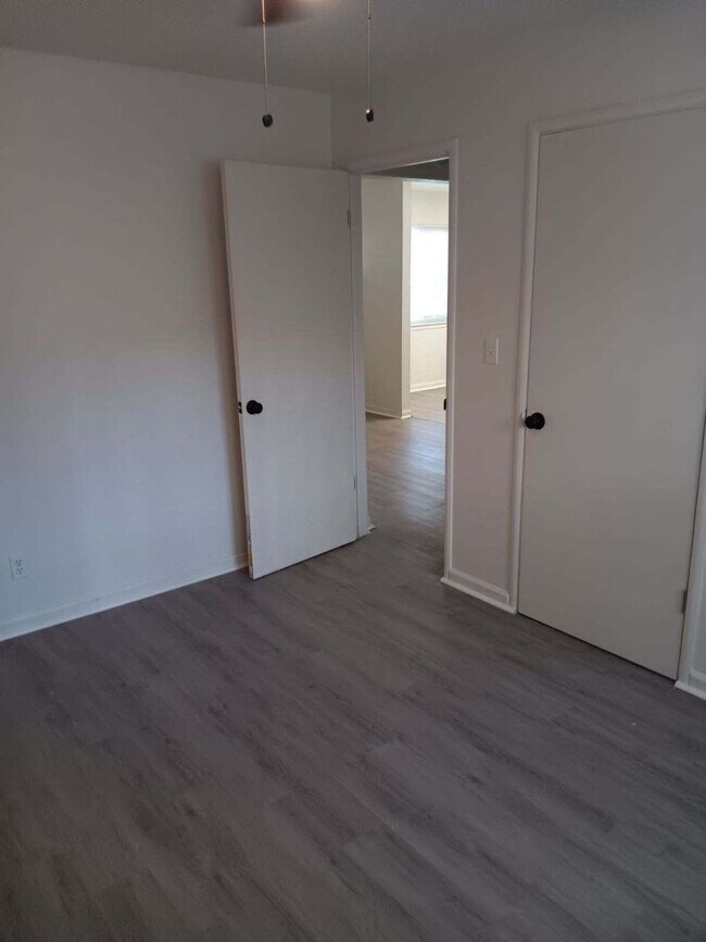 Building Photo - Charming 2x1 With Attached Garage & Backyard!