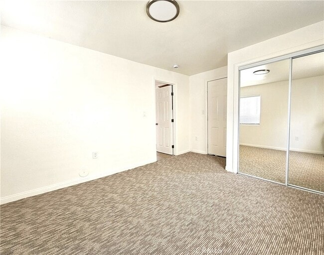 Building Photo - 654 W 21st St