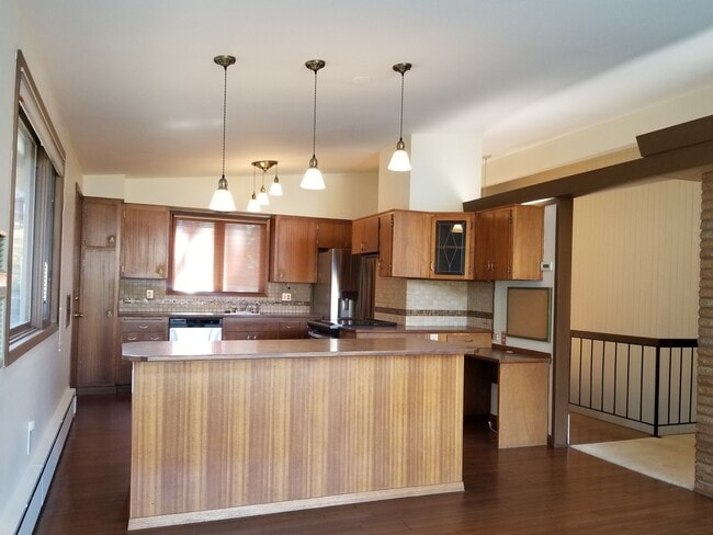 Building Photo - Stunning 3 bed, 2 bath home in historic Ro...