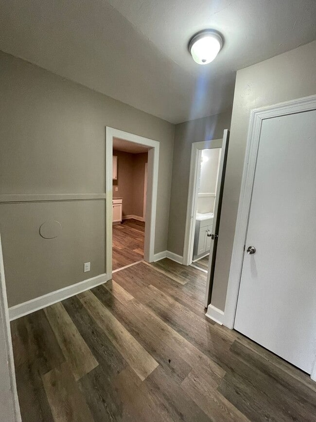 Building Photo - 514 Macon St S