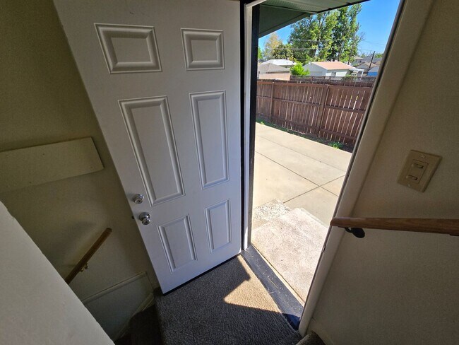 Building Photo - Beautiful North Side Home! Available Now!