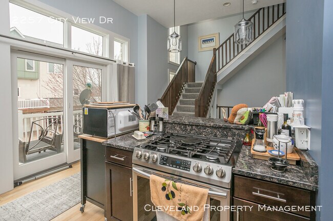 Building Photo - Stylish Tremont Townhome!