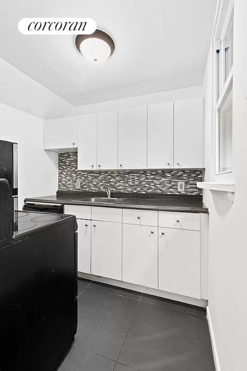 Building Photo - 353 W 19th St