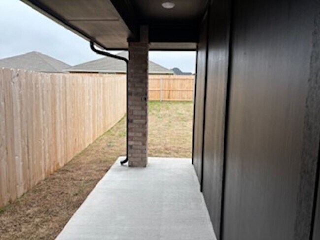 Building Photo - New Home! 1st month free!