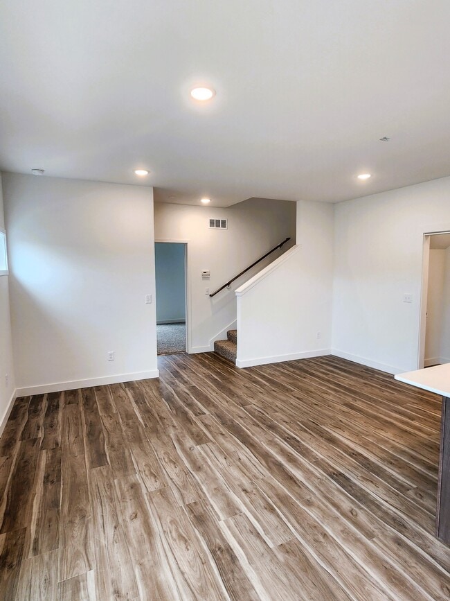 Building Photo - 812 E 6th St