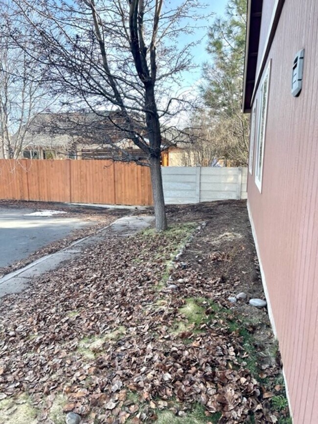 Building Photo - Cozy 3 Bedroom Home in SW Bend!