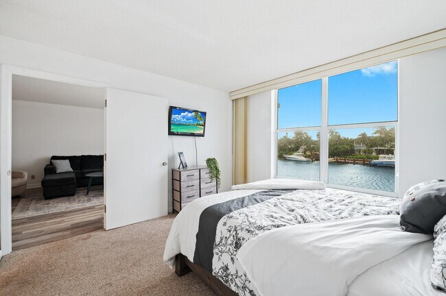 Building Photo - 1050 Hillsboro Mile