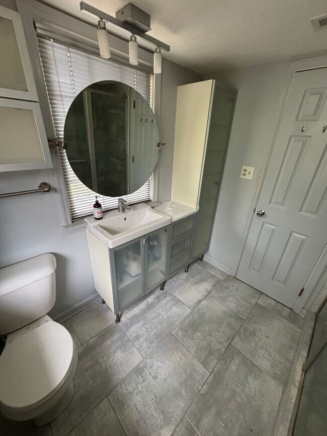 Building Photo - Beautiful 1/1 Just Minutes from Cascades P...