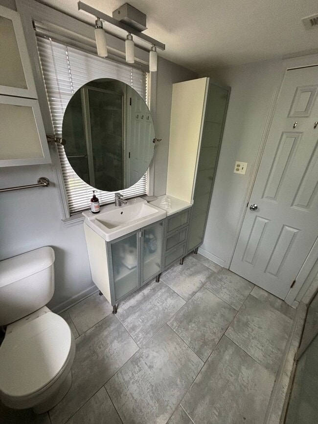 Building Photo - Fully Furnished 1/1 Just Minutes from Casc...