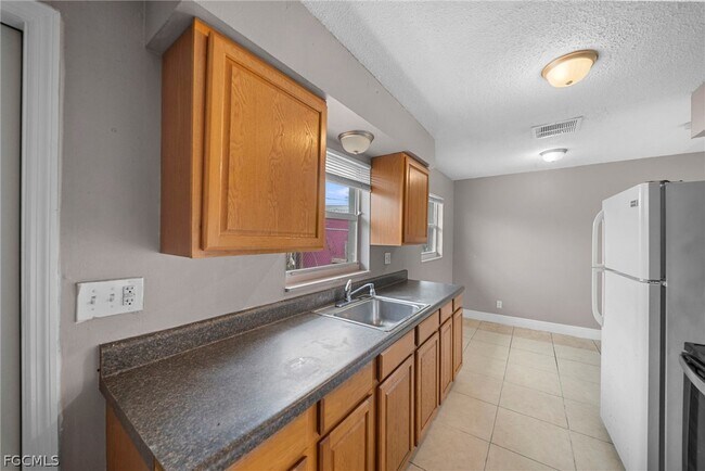 Building Photo - 5456 Fifth Ave