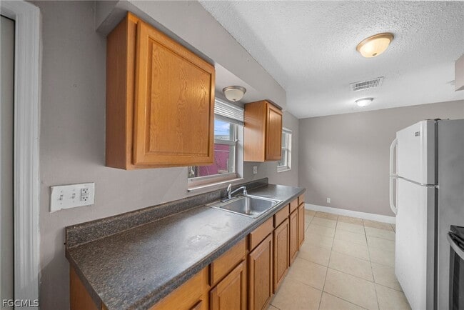 Building Photo - 5458 Fifth Ave