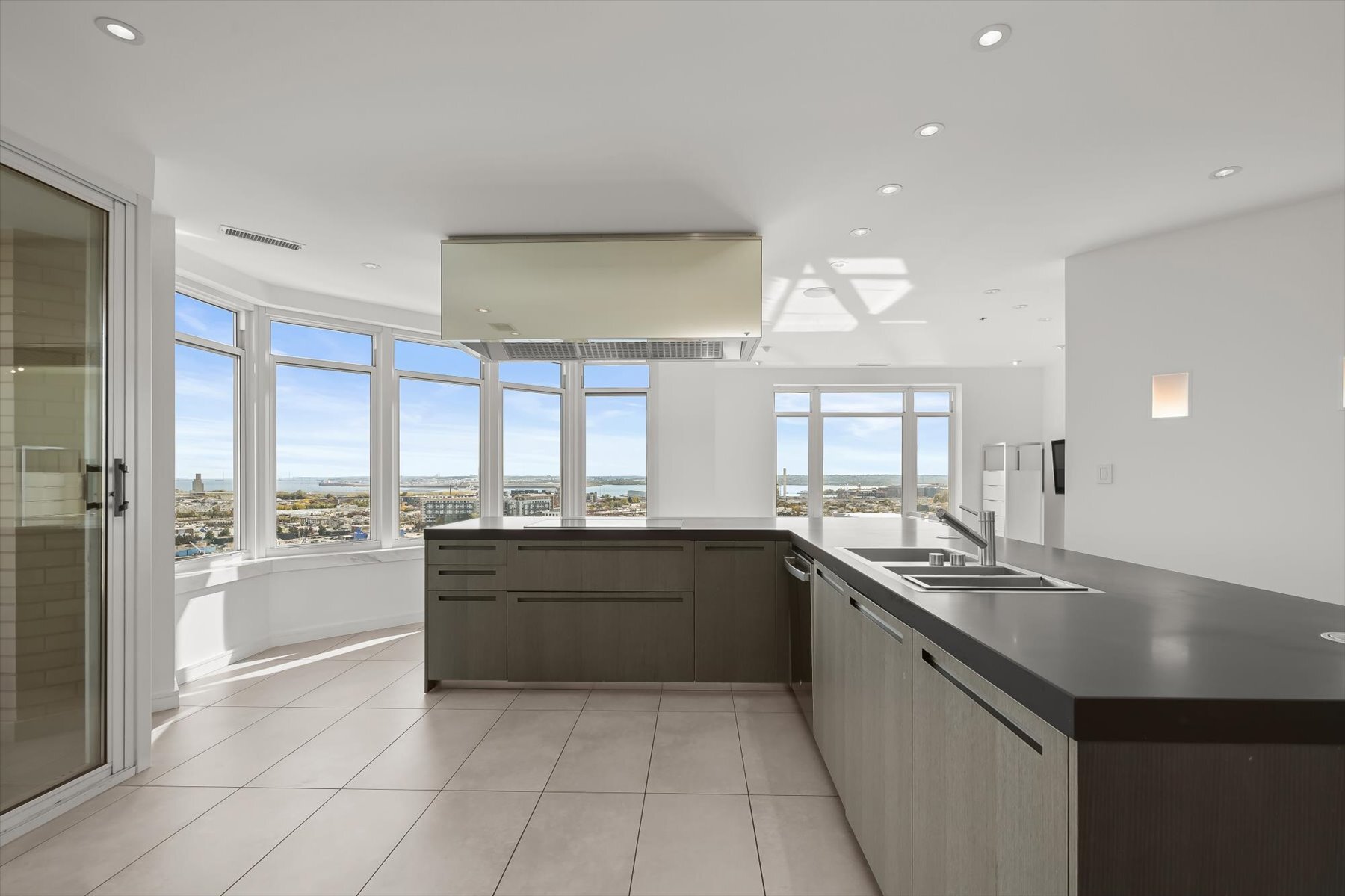 Building Photo - 100 Harborview Dr