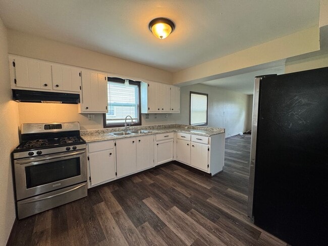 Building Photo - Your new Townhouse Awaits! 3 Bed / 1.5 Bat...