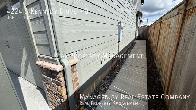 Building Photo - 4224 S Kennedy Dr