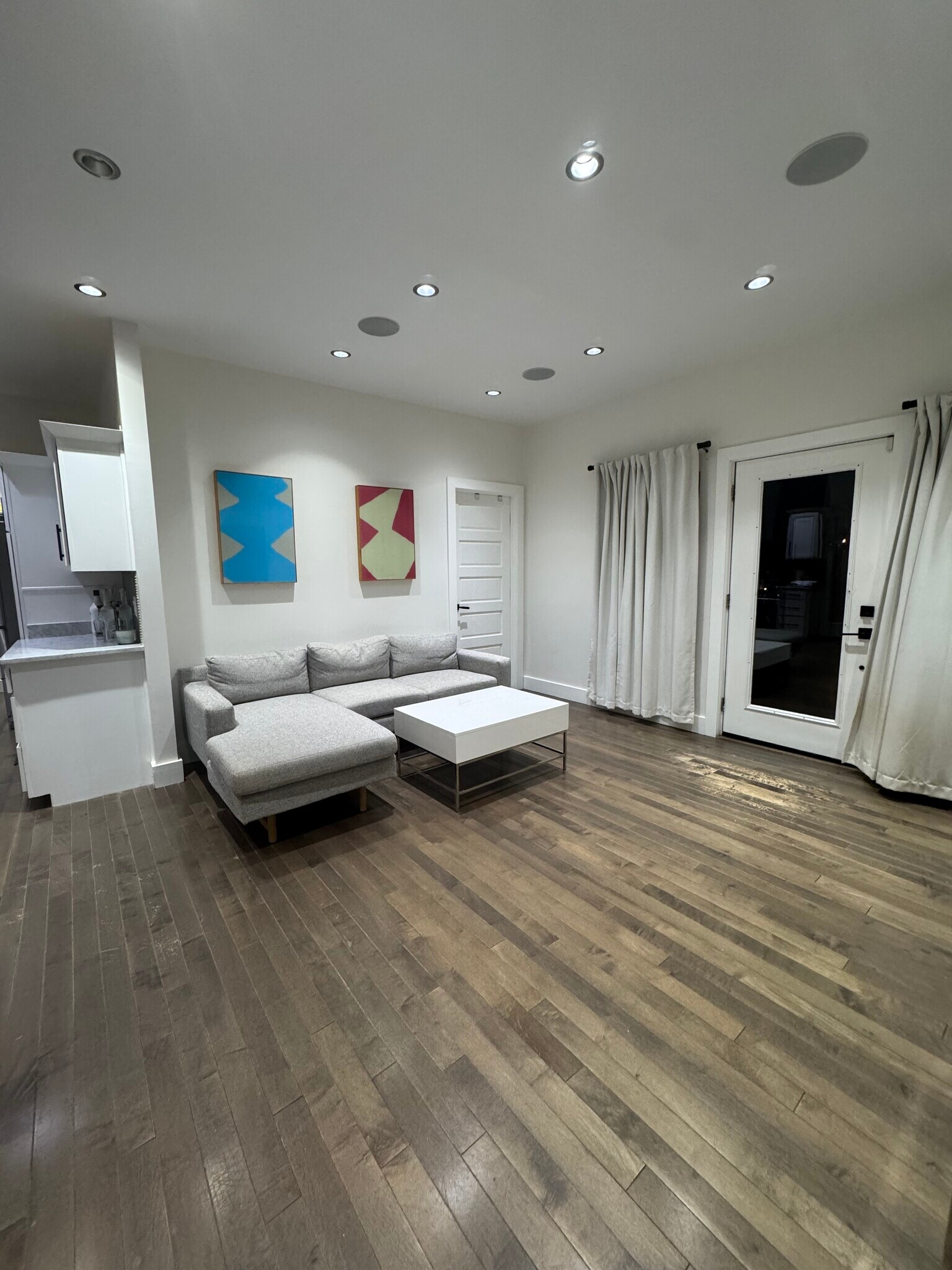 Spacious living room - 253 35th Ave N