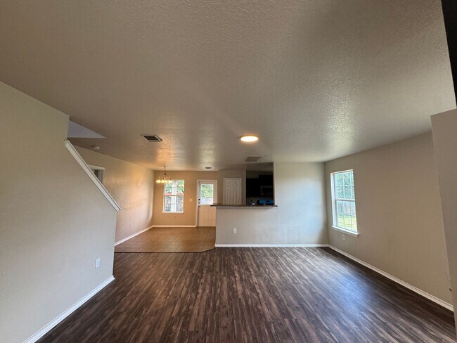Building Photo - 4-Bedroom Home in Mission Del Lago – Historic South San Antonio