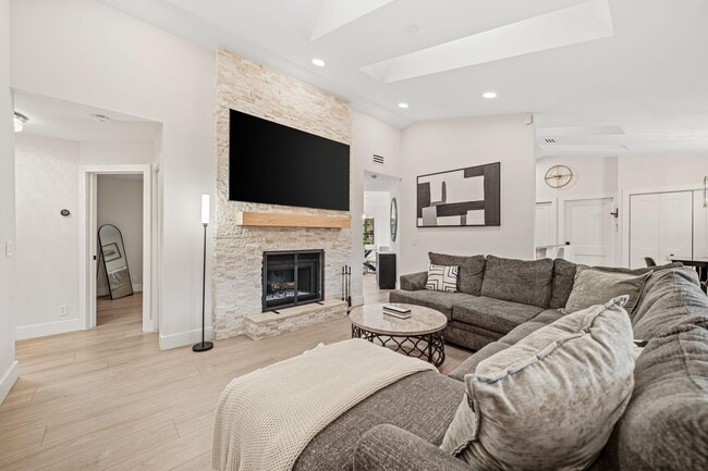 Building Photo - 13571 Jonquil Pl