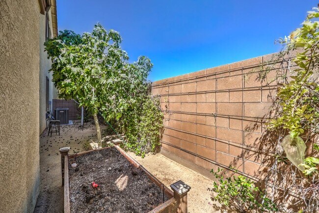 Building Photo - Elegant 5-Bedroom Henderson Home in the Heart of Green Valley