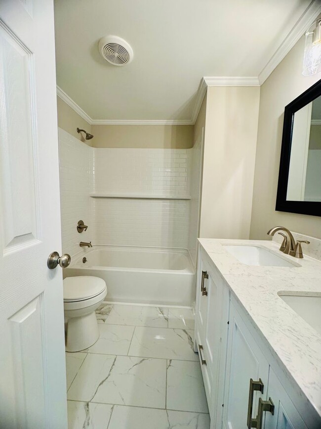 Building Photo - Lovely home and location!