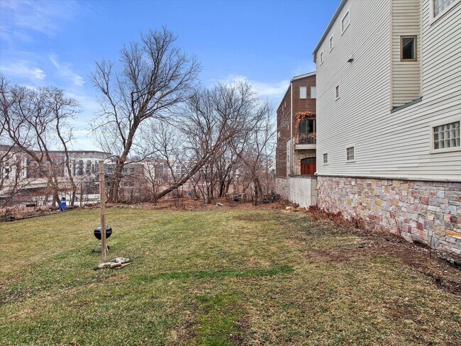 Building Photo - Updated 3 Bed / 1 Bath Duplex — Lower East...