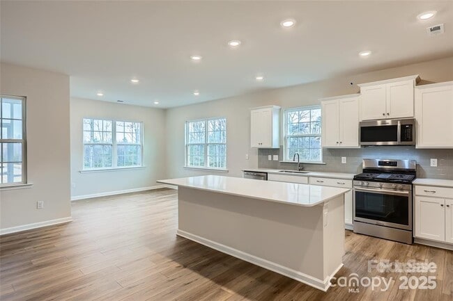 Building Photo - 6406 Fairfax Ct