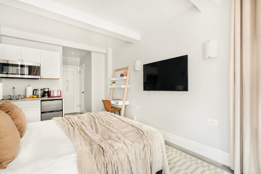 Building Photo - 240 W 73rd St