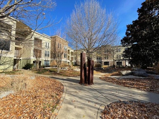 Building Photo - AVAILABLE NOW! 2-Bed/2-Bath with Garage near Vanderbilt and Belmont