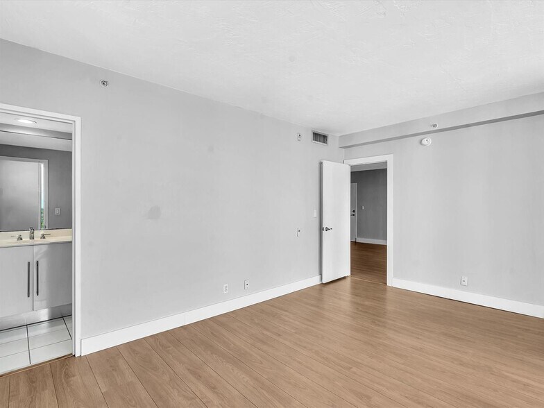 Building Photo - 3001 S Ocean Dr