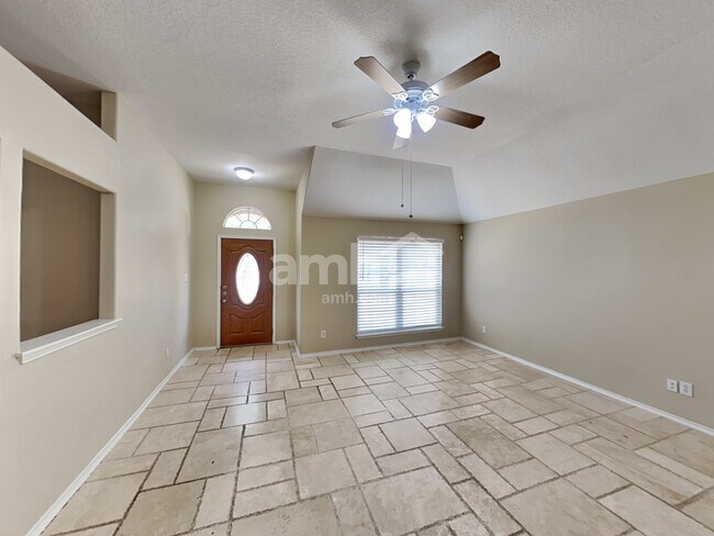 Building Photo - 511 Point Vly