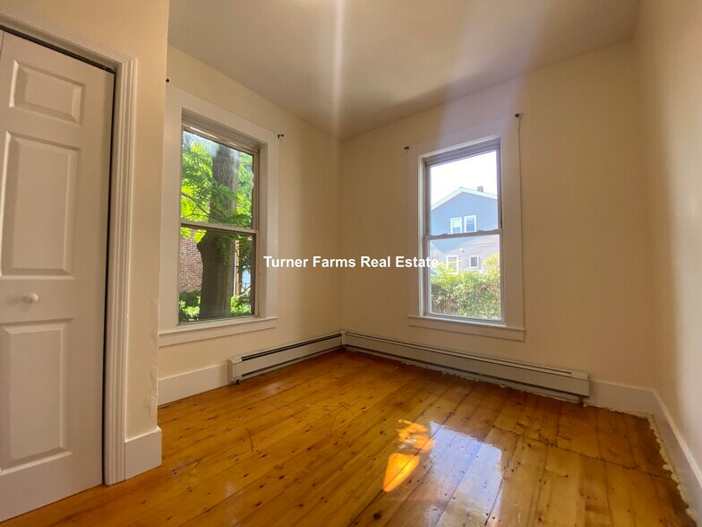 Building Photo - 42 Florence St