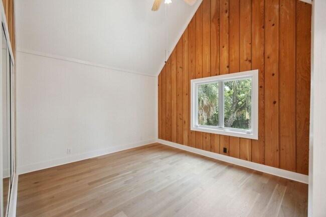 Building Photo - Available 6/15. Stunning, Fully-Rennovated...