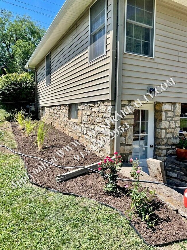 Building Photo - Beautiful Ranch Home in Shawnee-Available ...